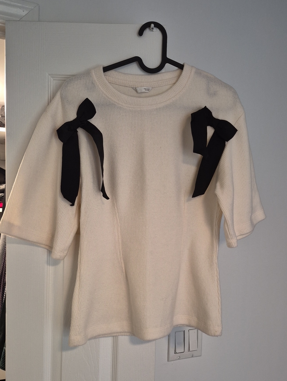 Zara Cream Short-Sleeve Knit Top with Black Bow Accents Size Large